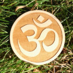 drewniana podstawka symbol OM