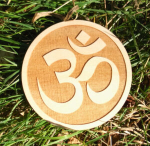 drewniana podstawka symbol OM