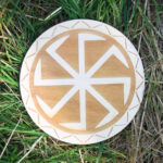swarga symbol drewniany